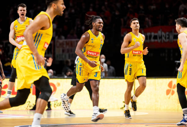 骑士擒黄蜂豪取开季15连胜 火箭大胜公牛5连胜.